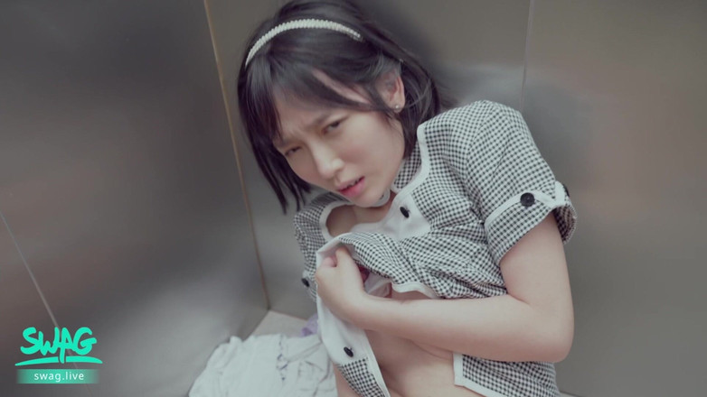 SWAG.live: 一切：操和射在电梯女孩身上