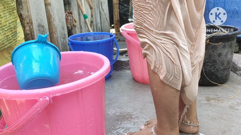 Anita yadav: Cô vợ nội trợ Ấn Độ khoe ảnh khỏa thân tắm