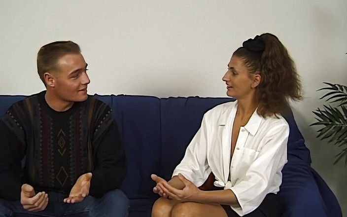 Perv Milfs n Teens: Mama vitregă îi arată fiului vitreg cum trebuie să fută femei