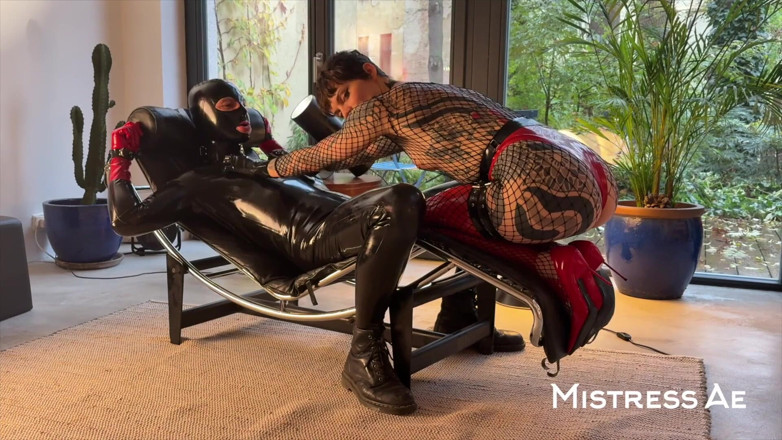 MistressAe: Škádlení, CBT, dechová hra a BJ v latexu a síťovaných...