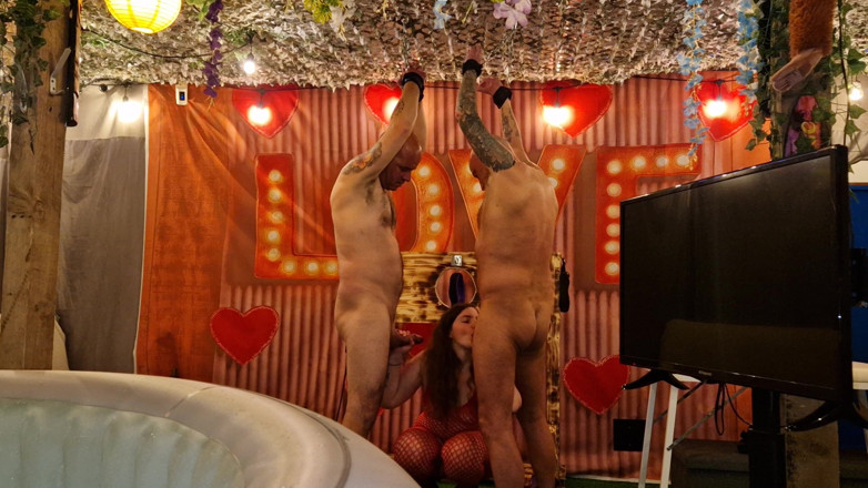 Mr D and Miss C: Дружина зв'язує двох чоловіків і трахає їх