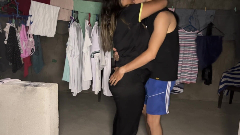 Miaandaxel: กับเพื่อนบ้านในสวนกุหลาบ เราร้อนแรงจนเย็ดหีเธอบนระเบียง - หนังโป๊สเปน