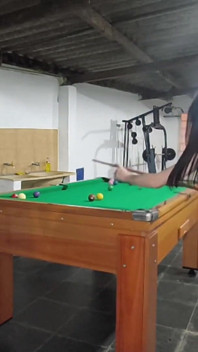 Lasciando la ragazza magra deliziosa nuda nel gioco