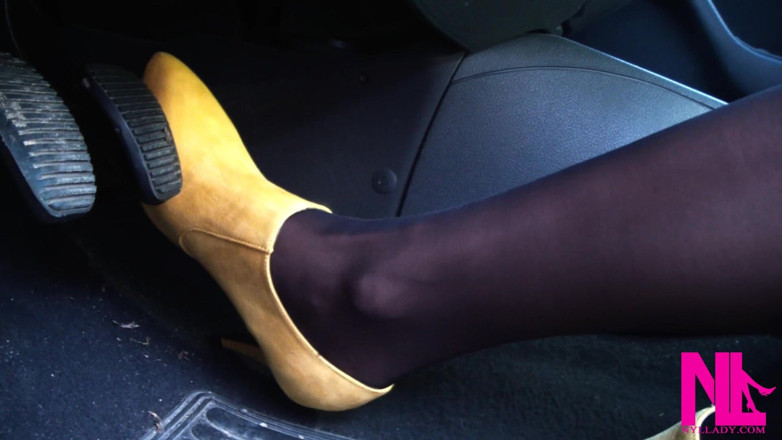 Nyllady: Revving em Botas Amarelas e Meia-calça preta