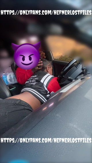 PlayboyHef: Büyük dudaklı büyük memeler arabada yarak emiyor