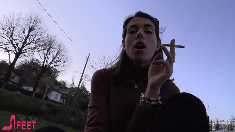 Smokin Fetish: Skönhet tonåring i utomhusrökning