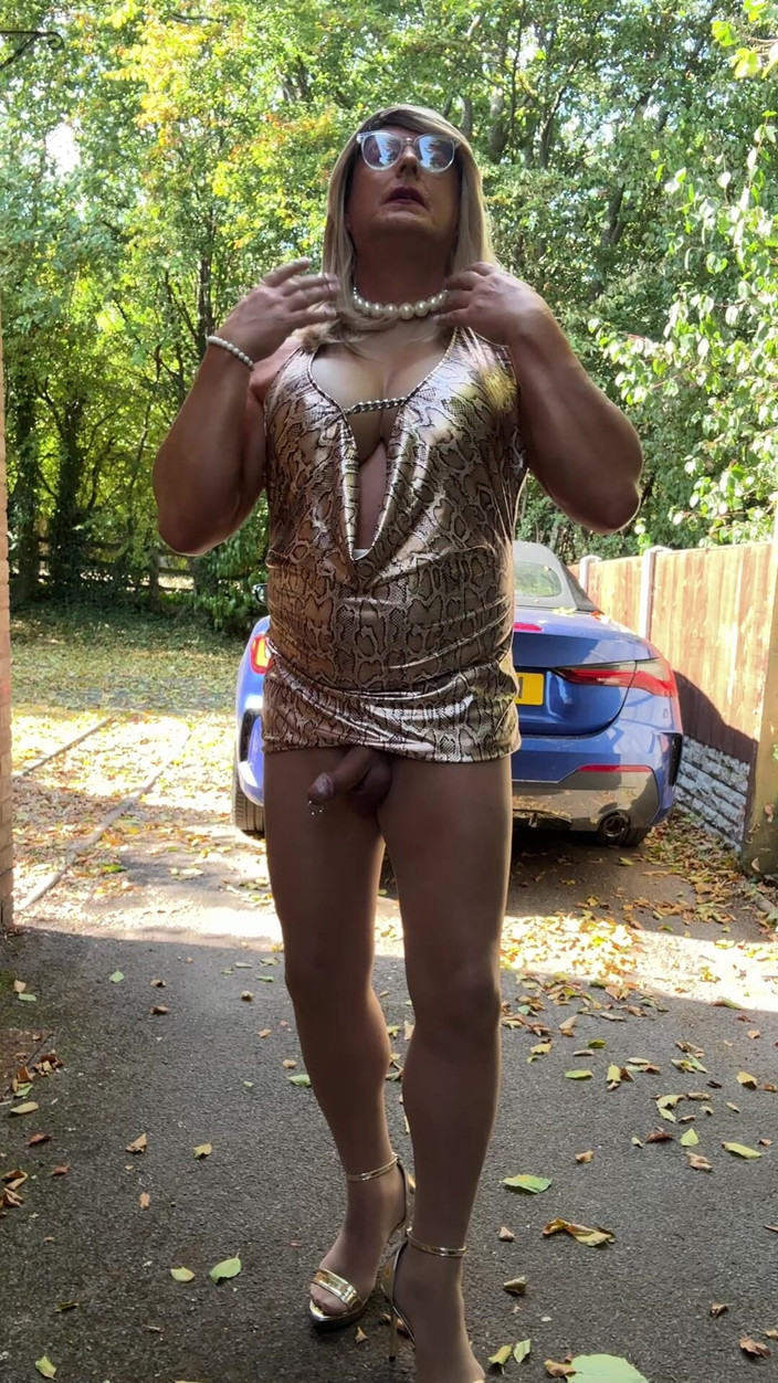 Kellycd2022: Người mặc đồ xuyên thấu gợi cảm Kellycd2022 trong chiếc váy...