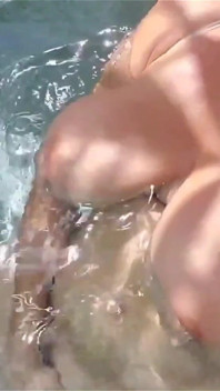 Açık havada mikro bikini üst ve beyaz külot yağ azdırıyor!