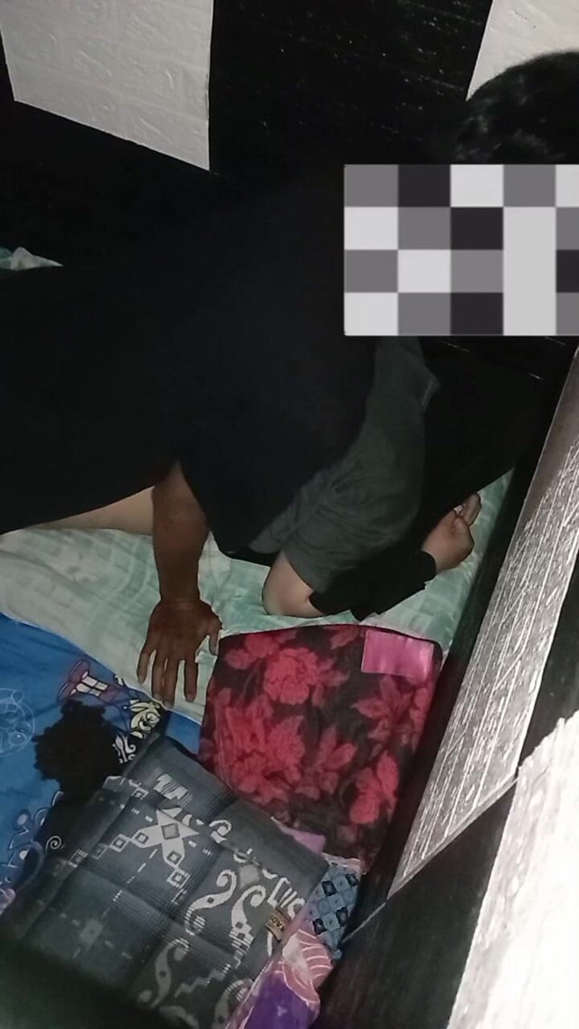The Ass of a Hijab Asian Woman She Screams and Enjoys It (Famly sex) The Ass of a Hijab Asian Woman She Screams and Enjoys It (Famly sex)