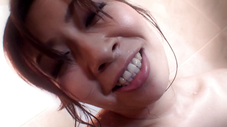 Asiatiques: アジアの赤ん坊はバスルームで彼女自身を指で