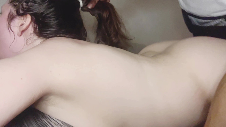 Thekookiejar: Милфа-домохозяйка показывает сантехнику свою признательность, глотая его черный член