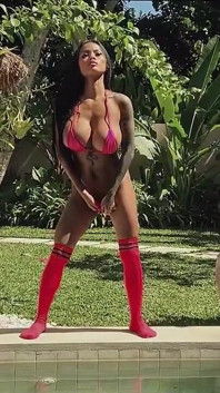 Le Due MILF Asiatiche Tatuate in Calze Rosa in Una Villa