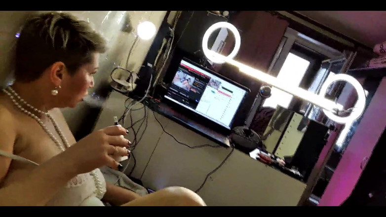 AimeeParadise: Jednoduché vdané footjob a obrovské dilda na obou dírách zralé...