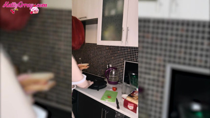 Katty Grray: Ragazza calda accarezza il corpo mentre cuochi - soft erotica