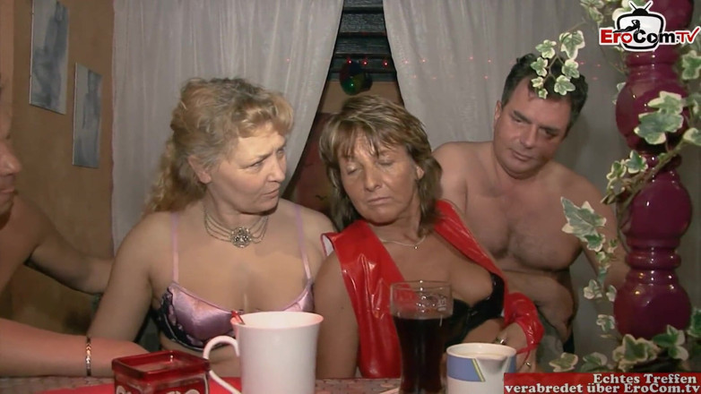 EroCom: Sesso di gruppo nel club di scambisti con coppie normali...