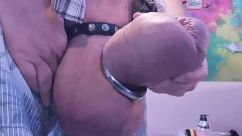 Monster_Meat_: Passen op mijn strakste korte broek en freeballen