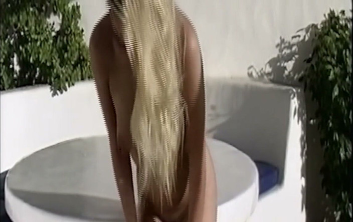 Bangora sluts: Blondýnka jezdí na tlustém růžovém robertku, dokud nebude mokrá