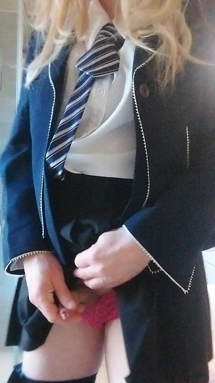 Cindy Belfast: Nadržená panenka Sissy Cumshot