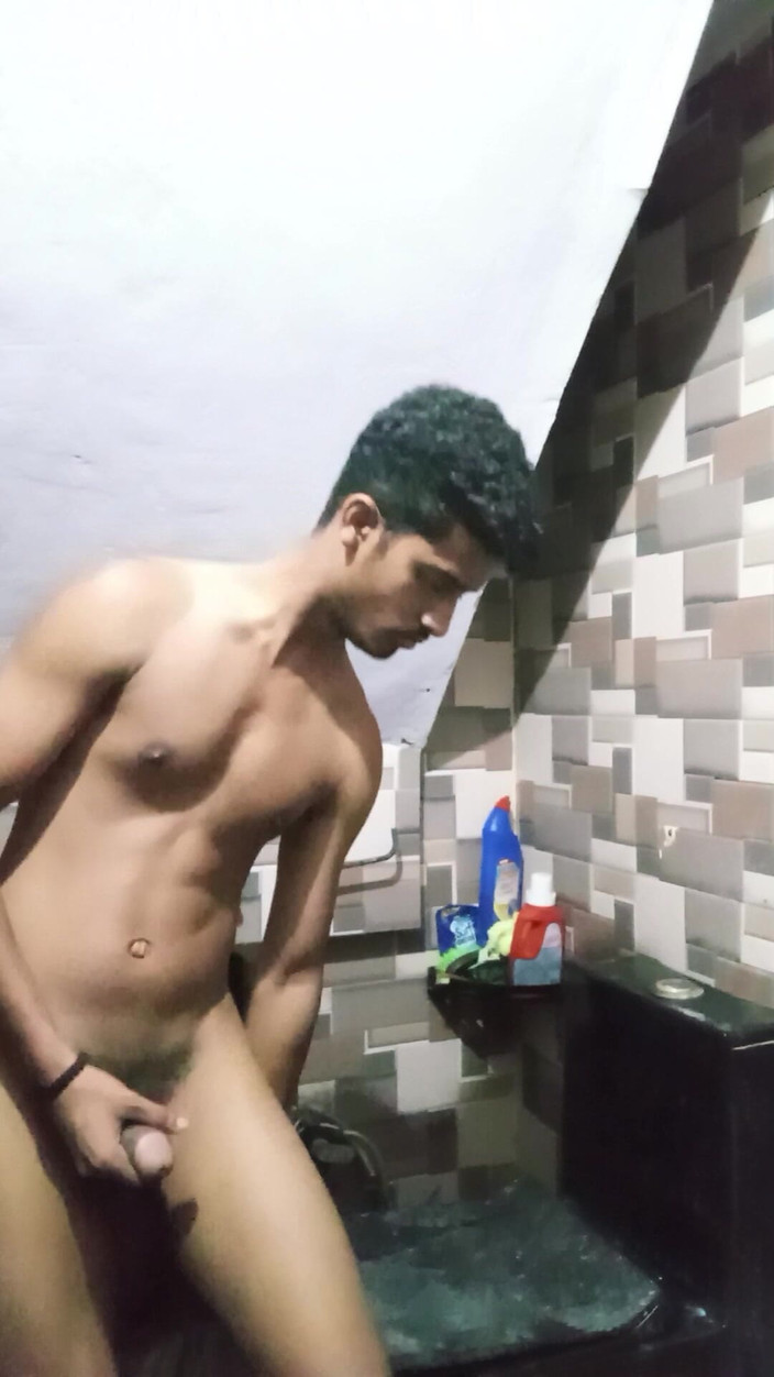 Curlyboy: Indisk desi pojke striptease naken i badrummet masterbating big dick...