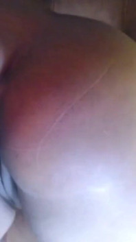 Tetas grandes calientes presionan el pezón, chupar el coño y dedeándose el culo mostrar.