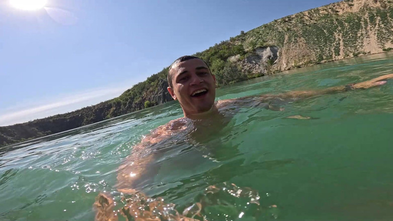 HotPrincessUA: Naakt in het blauwe water speelse dag met mijn minnaar