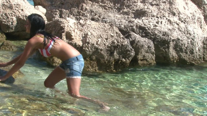 Cryptostudios: Wspaniała brunetka przysięga swoje duże cycki na plaży dla nudystów