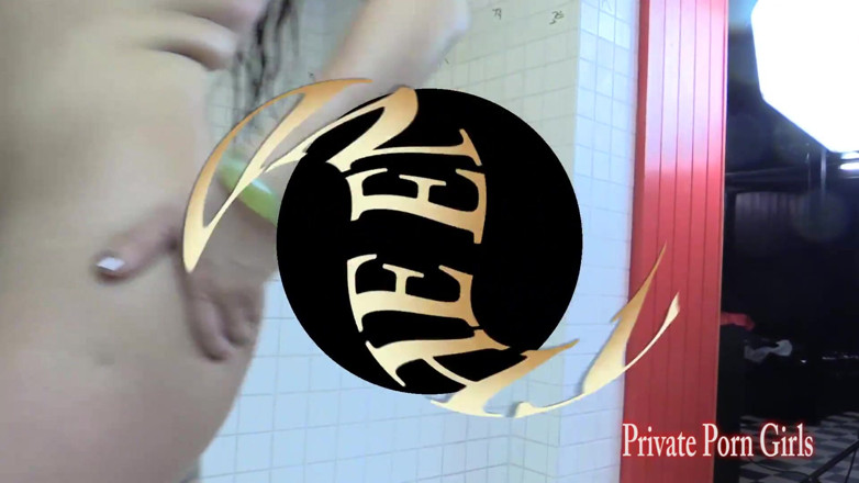 Private Porn Girls: Zvrhlý student si užívá sprchu šampaňským před sexem