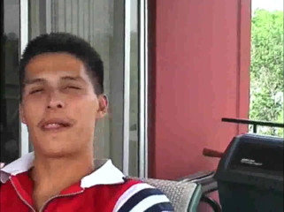 Gaybareback: Alex si masturba da sola