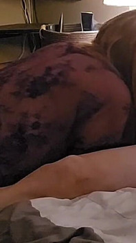 Sensuele en leuke slaapkamerseks met de dame in paars