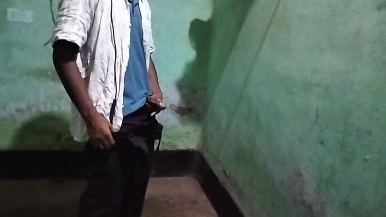 Desi Tits: Doctor se dominó rápidamente la sala del loker (viendo después del...