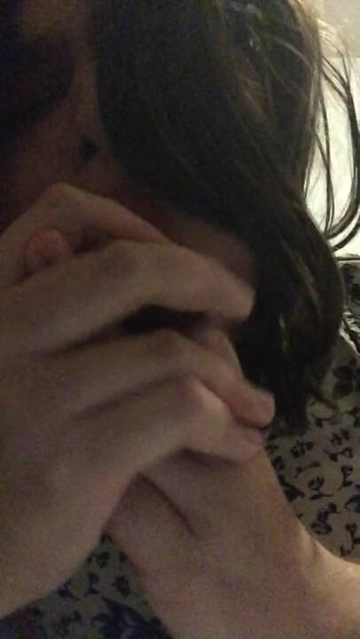 BifloXXX: Brunetă travestită face sex oral adânc în gât cu vibrator