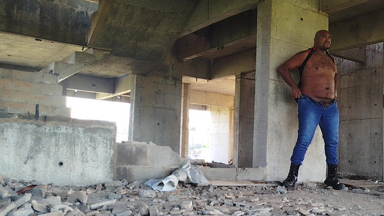 TheBlacKHunterr: Saya pergi kencing di tapak pembinaan dan saya berasa ingin...