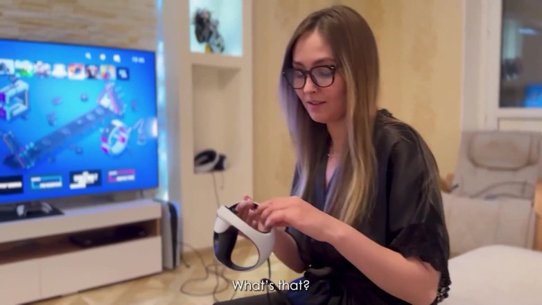Alina Rai: Figliastro scopa la matrigna mentre è nella realtà virtuale