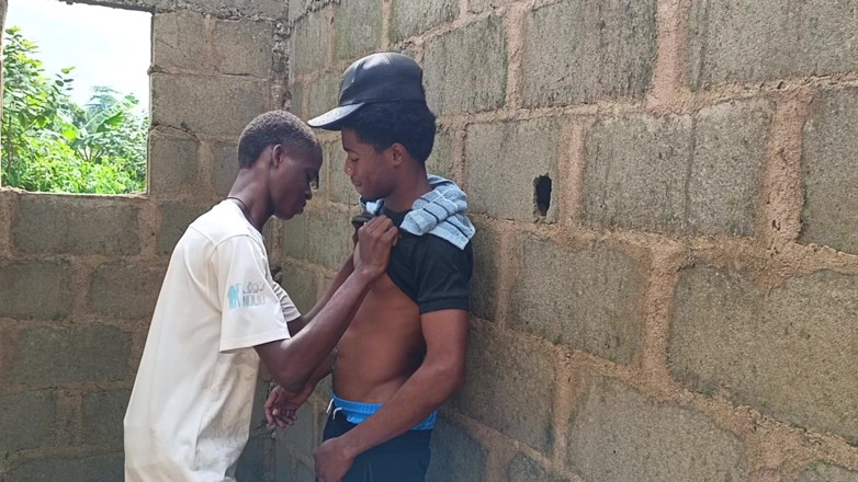 Africa TwinkBoys: Napalone czarne twinks ryzykują swoje życie w opuszczonym domu