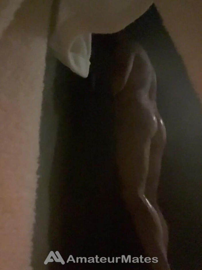 AmateurMates: Il Culo Rotondo Del Ragazzo Amatoriale Sculacciato Dall'allenatore Nella Doccia...