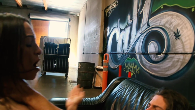 BestPorn85: Geile brünette reitet einen riesigen schwanz und schluckt wichse