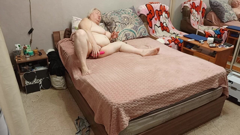 Zona901: 大きく丸いお尻と毛深いおそこを持つ隣人がマスターベーションでオーガズムに達する