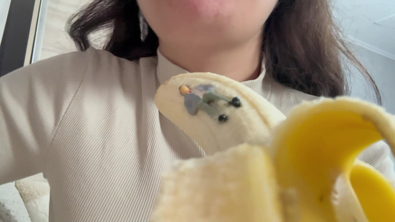 AmayaMori: Ibu tiri raksasa makan pisang tapi tembus pandang