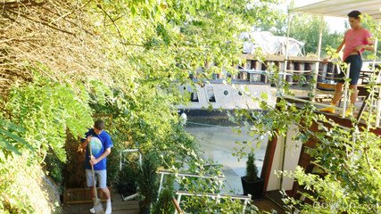 Boyfun: Çek genç twink prezervatifsiz bahçe çalışması sırasında sıkı deliğini siktiriyor