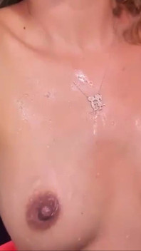 Sexy Und Niedliche Leni Saugt an Ihrer Eigenen Brust Und Spritzt Milch