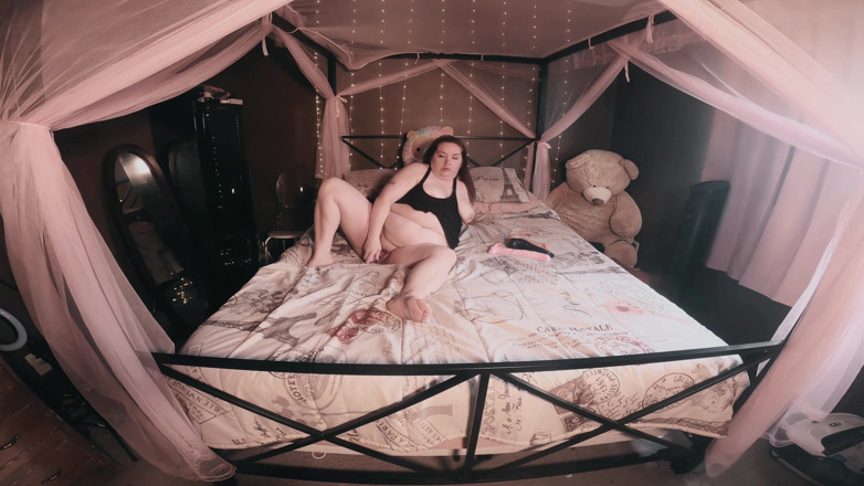 SexyNEBBW: เตียงเต็มไปด้วยของเล่น