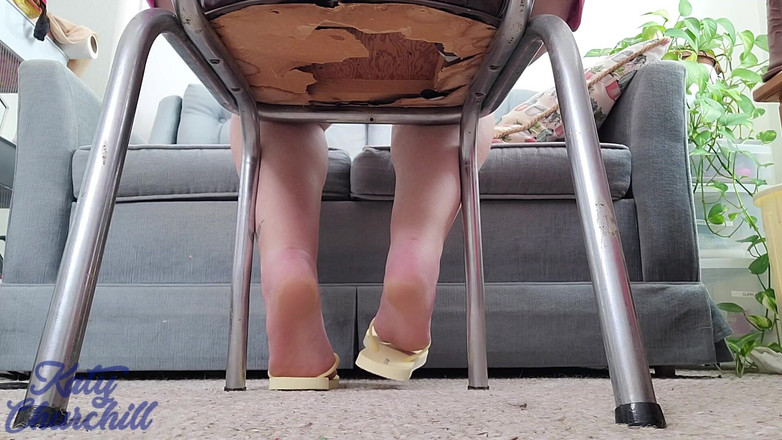Katy Churchill: Cewek dengan kaki jepit warna kuning lagi asik mainin kakinya -...