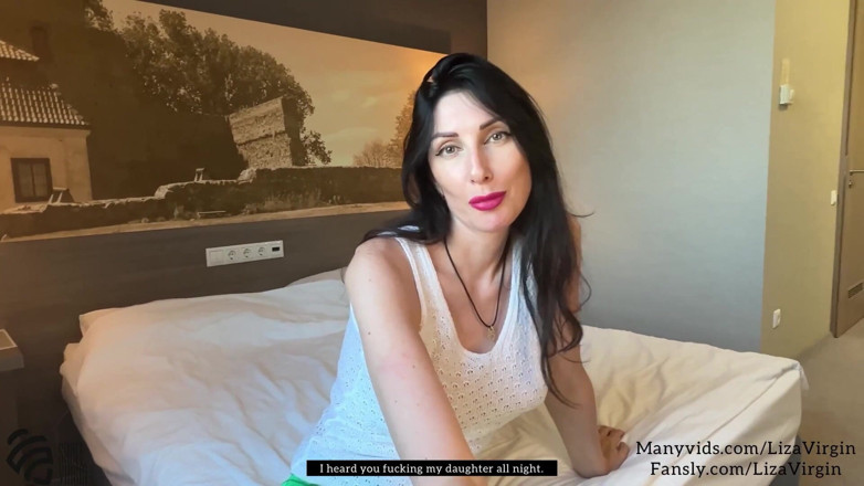 SaintVirginPro: O mamă sexy incitantă a supt pula iubitului fiicăi ei...