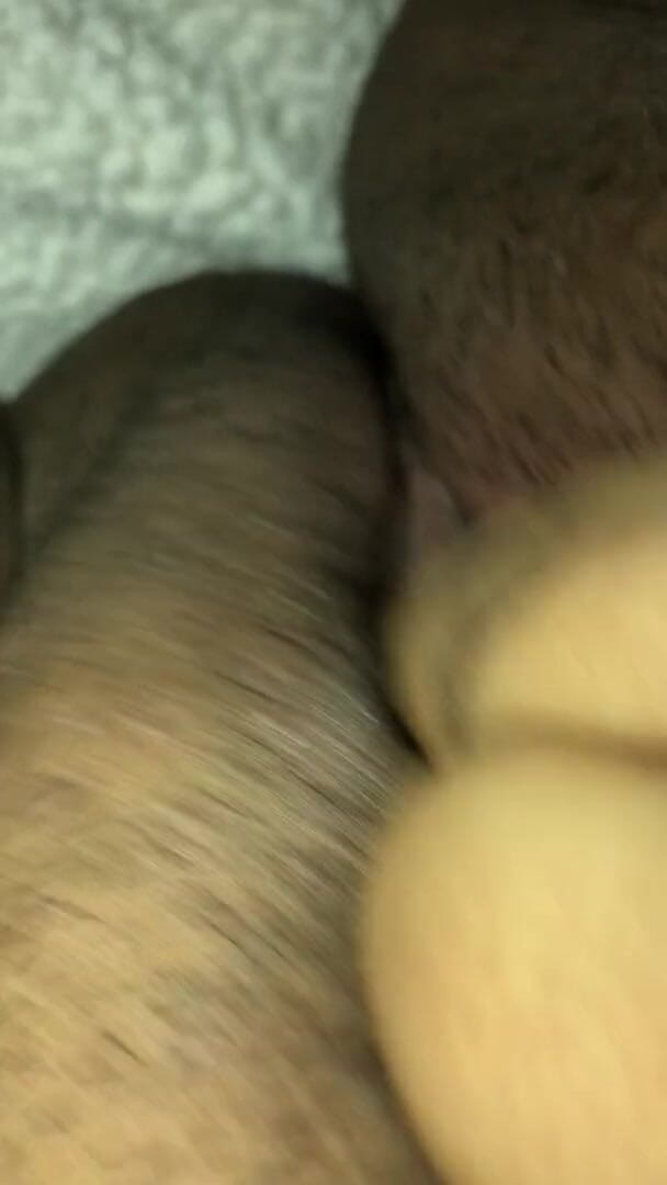 Wet pussy bby: Il vicino gioca con la sua figa grassa bagnata