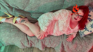 Liz Heat: Hotwife matang dalam kasut tumit clog dan pakaian dalam melancap