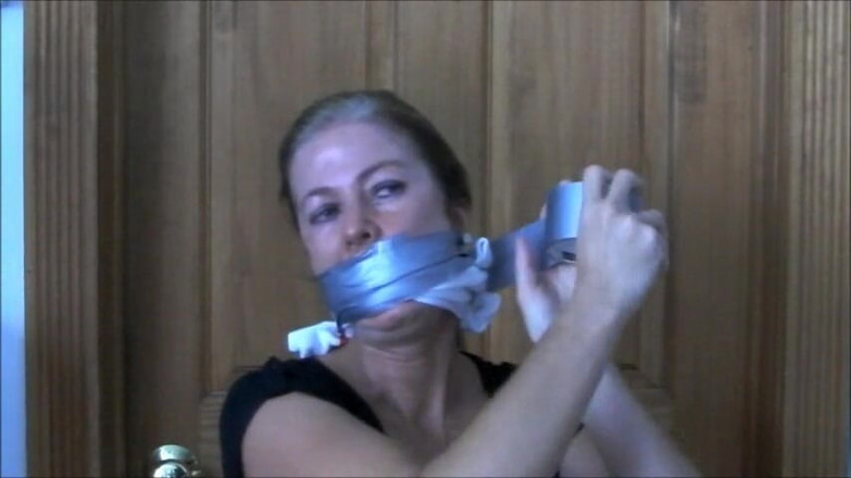 Selfgags classic: Mamă sexy care face jogging se îneacă cu propriile chiloți transpirați!