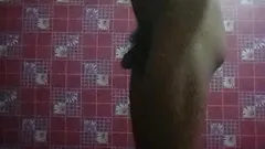 잠시 후, 여왕은 방에서 쓰레기 를 터뜨리기 시작했습니다.