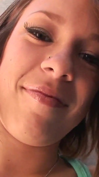 Appena cresciuta e Haley Sweet una troia con una figa rasata e tatuaggi sulla pelle vuole godere di un cazzo duro