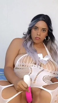 Büyük götlü latin twerk yapıyor ve kendisiyle oynuyor