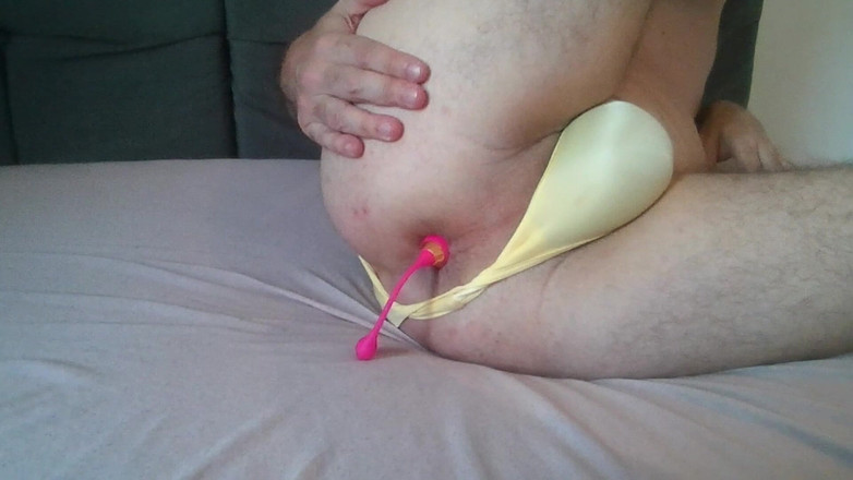 Alan Long: Sarı külotlu dildoyla oynuyor!